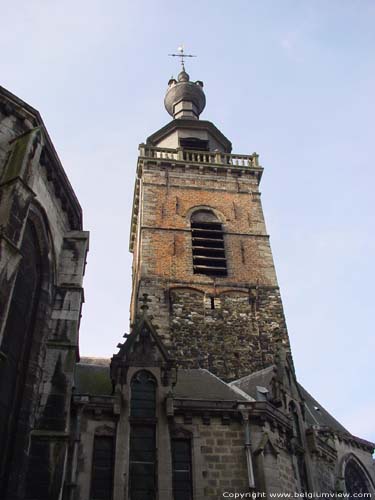 Collégiale Saint-Ursmer  / Sint-Ursmarus kapittelkerk BINCHE foto De toren uit bestaat uit drie delen. De basis werd uitgevoerd in plaatselijke zandsteen en bevat een gotisch raam van de tweede helft van de 15de eeuw. De verdieping erboven werd opgebouwd rond 1583 in baksteen en bevat vier galmgaten. Het bovenste gedeel