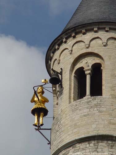 Sainte-Gertrude NIVELLES photo Jean de Nivelles : jacquemart.   A cotÃ© la typique fenÃªtre Romane avec colonne sÃ©partive.