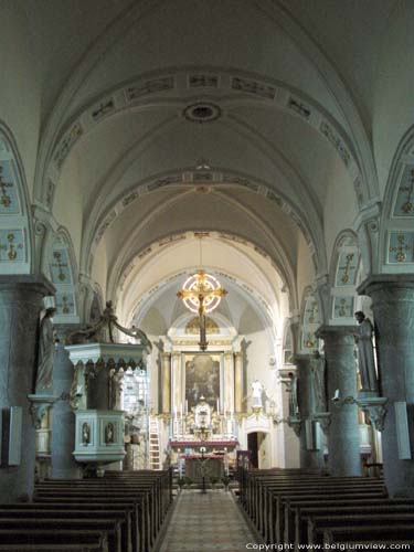 Sint-Nikolaus RAEREN foto Het middenschip met kruisribgewelf werd van mooie stukwerkdecoraties voorzien.