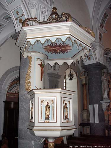 Sint-Nikolaus RAEREN foto De kerk bevat een wit gekleurde preekstoel die goudkleurig versierd werd.