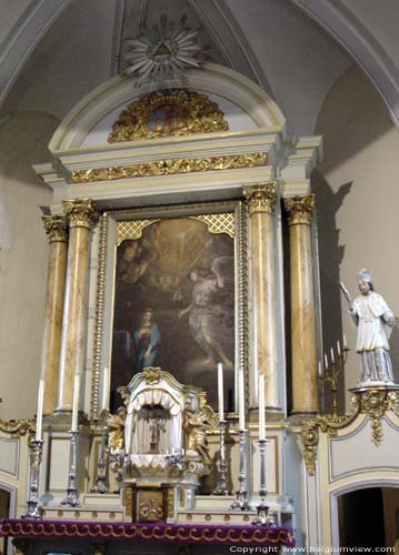 Sint-Nikolaus RAEREN foto Het hoofdaltaar in barokstijl wordt geflankeerd door 2 beelden van Sint-Nikolaus. Het vormt een harmonisch geheel met de 2 deuren.