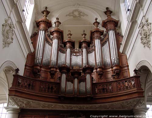 Tour Saint-Pierre LEUZE-EN-HAINAUT foto Vooral het bijzondere orgelhuis springt in het oog