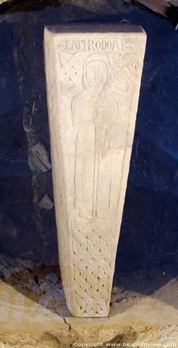 Sint-Oda en Sint-Joriskerk AMAY foto Kalkstenen sarcofaag van sancta Chrodoara.  Uitzonderlijk meesterwerk van Merovingische kunst.