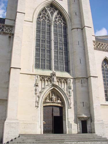 Onze-Lieve-Vrouw-ter-Kapelle BRUSSEL-STAD / BRUSSEL foto Detail ingang en raam