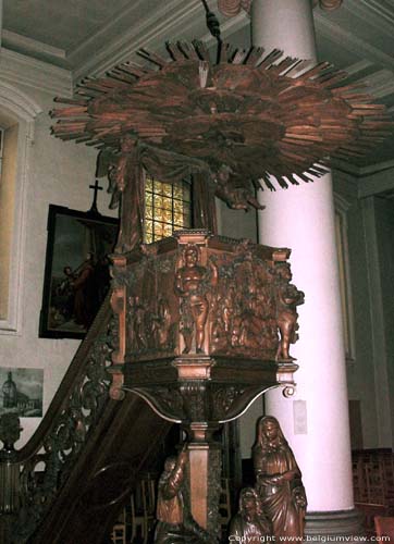 Sint-Jozefskerk - Koninklijke Kapel WATERLOO foto Mooie kerkstoel