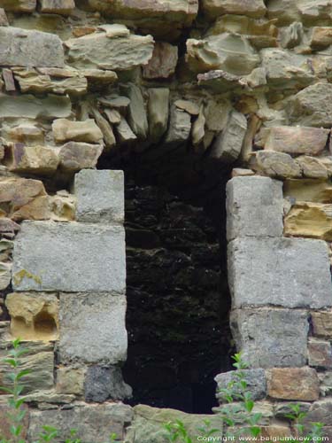 Toren van Alvau (te Nil-Saint-Vincent) WALHAIN foto Detail raam zonder sierlinteel