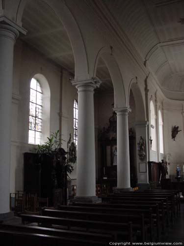 Kerk MONT-SAINT-GUIBERT foto Zijbeuk