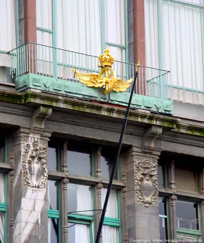 Centraal Station ANTWERPEN 1 / ANTWERPEN foto Balkon, met aan de borstwering een verguld symbool voor de Koninklijke Belgischse Spoorwegen.