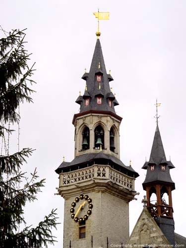 Stadhuis en belfort AALST foto De vierkante belforttoren zelf kwam er pas in 1460 en herbergt sindsdien de beiaard. De toren wordt bekroond sierlijke weergang en daarboven door een achthoekige klokkenkamer. 