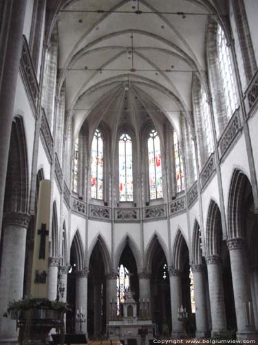 Sint-Martinuskerk AALST foto Er werd oa. een buitendakomloop met gotische motieven aangebracht. Binnenin werden gelijkaardige motieven toegevoegd bij de borstwering voor het triforium.