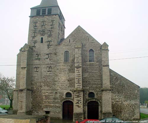 Saint-Martin et Sainte-Adle (in Orp-Le-Grand) ORP-JAUCHE foto Voorgevel waarbij duidelijk blijkt dat er vroeger een tweede toren bestond.