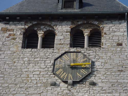 Sint-Etiennekerk (te Seilles) ANDENNE foto  Rondboogvenster met deelzuiltjes. Deze rondboogvensters dienen als galmgaten.