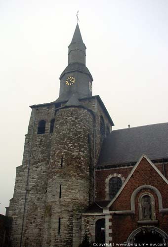 Collégiale Saint-Feuillen FOSSES-LA-VILLE foto De kerk heeft een romaanse toren uit de 10de eeuw.