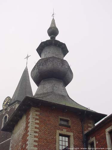 Maison du Bailli, porte du Chteau ORP-JAUCHE foto Detail torenspits met daarnaast de toren van het kerkje