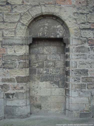 Sint-Sulpice (in Neerheylissem) HELECINE foto Detail deurtje met rondboog