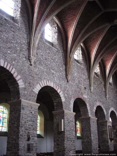Sint-Pieterskerk KORTESSEM foto In het middenschip worden de 15de eeuwse laatgotische gewelven opgevangen door massieve vierkante pijlers. In de arcadebogen werden mergelstenen en ook enkele romeinse dakpannen verwerkt. 