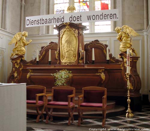 Sint-Pieterskerk KORTESSEM foto Achteraan in het koor werden de wanden versierd met stucwerk in Louis XVI-stijl (18de eeuw). Het eikenhouten hoofdaltaar in Louis XV-stijl dateert uit het midden van de 18de eeuw. Vergulde engelen bidden knielend aan de zijkanten van het vergulde tabernak