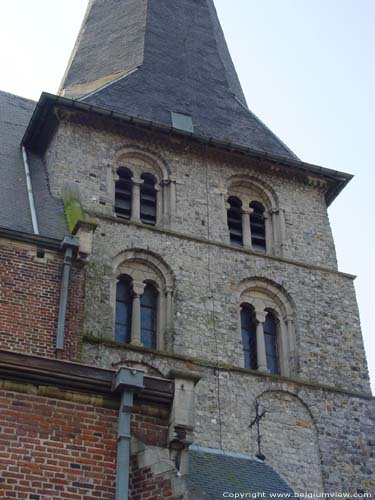 Sint-Genovevakerk (Zepperen) SINT-TRUIDEN foto Detail van de romaanse toren met rondboogvensters met deelzuiltjes.