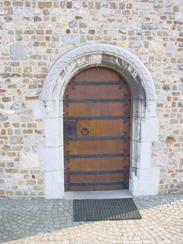 Sint-Martinuskerk (te Berg) TONGEREN foto Origineel Romaans portaal in de noorderbeuk.