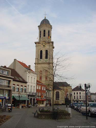 Sint-Laurentiuskerk LOKEREN foto Vooraanzicht toren