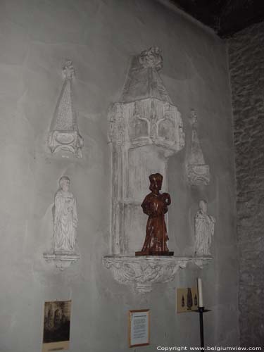 Allerheiligenkerk te Blaton BLATON / BERNISSART foto De gotische nissen uit 1490 die dienst deden als ciborium.