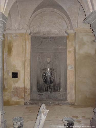 Saint-Ursmer LOBBES foto Prachtige grafsteen in de crypte
