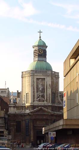 Onze-Lieve-Vrouw ter Finistere (Finisterraekerk) BRUSSEL-STAD / BRUSSEL foto Het onderste gedeelte van de voorgevel is een mix tussen barok en classicisme.  Het bovenste gedeelte van de voorgevel en de neoclassicistische lantaarn dateren uit 1828. 
