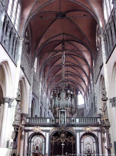 Onze-Lieve-Vrouwekerk BRUGGE foto Het schip met achteraan het orgel.  De orgelkast dateert uit 1597