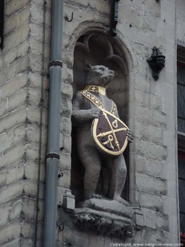Poortersloge BRUGGE foto Brug Beertje met wapenschild van de ridderlijke steekspelvereniging 'De Witte Beer'