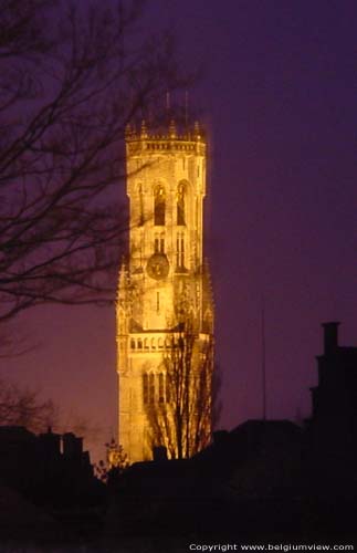 Belfort van Brugge en hallen (halletoren) BRUGGE foto 's Nachts is de verlichte torenspits van ver zichtbaar.