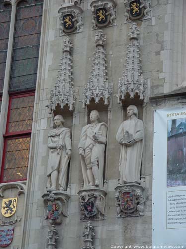 Stadhuis BRUGGE foto Op de gevel bevinden zich beelden van bijbelse en historische (graven en gravinnen van Vlaanderen) figuren, onder versierde baldakijnen