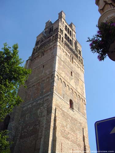 Sint-Salvatorskathedraal BRUGGE foto De vroeggotische torenromp met bovenaan de neoromaanse spits.