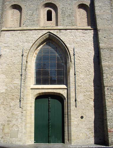 Sint-Salvatorskathedraal BRUGGE foto De inkom in de vroeggotische torenromp.