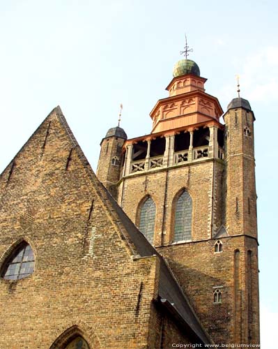 Jeruzalemkerk BRUGGE foto De toren met aan de vier hoeken de hoektorentjes.