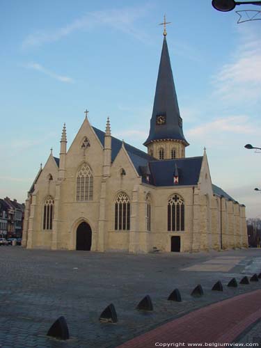Sint-Martinuskerk BEVEREN foto Pas in 1888 werd de westelijke gevel voltooid