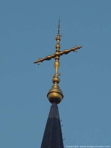 Sint-Martinuskerk BEVEREN foto Detail kruis op toren