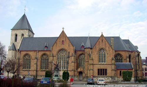 Sint-Martinuskerk BERLARE foto Zijaanzicht
