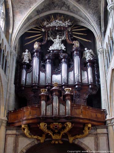 Onze-Lieve-Vrouwebasiliek TONGEREN foto Het indrukwekkende orgel is van de hand van orgelbouwer Jean-Baptiste Le Picard. Het telt 53 registers en circa 4.000 orgelpijpen.