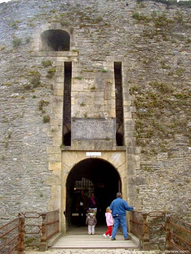 Burcht van Bouillon (kasteel van Godfried van Bouillon) BOUILLON foto Het ophaalmechanisme van deze ophaalbrug is verdwenen.