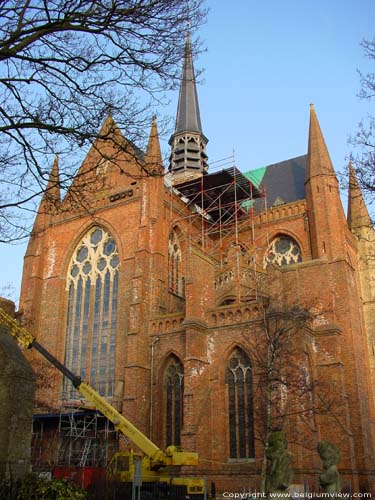 Sint-Walburgakerk VEURNE foto Westkant van de kerk.