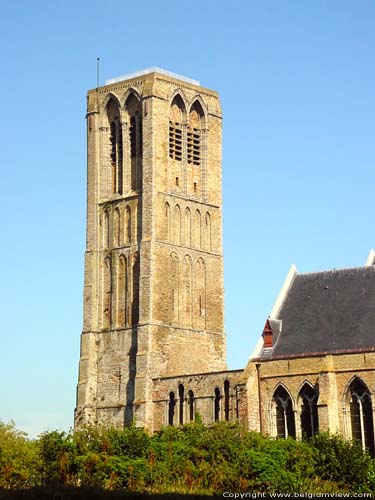 Onze-Lieve-Vrouwekerk DAMME foto 55 meter hoge toren met stevige, hoogopstaande steunberen op de hoeken.