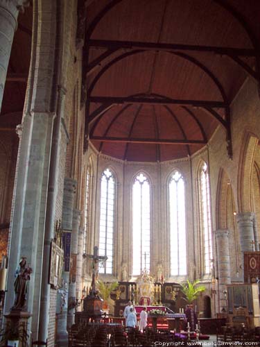 Onze-Lieve-Vrouwekerk DAMME foto Binnenzicht op het koor met de lancetvensters.