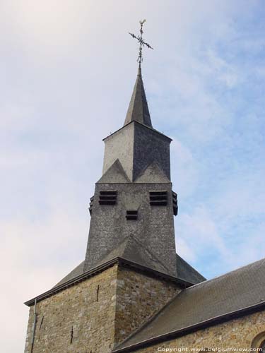 Sint-Étiennekerk van Waha MARCHE-EN-FAMENNE foto Merkwaardige torenspits.