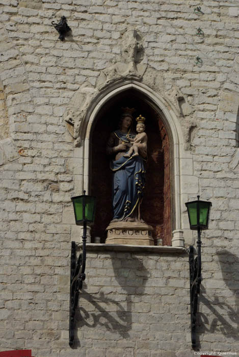 Groot Vleeshuis GENT foto In de nis boven de ingang is het beeld van Maria met de Inktpot, patrones der klerken.