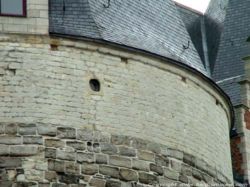 Brusselpoort MECHELEN foto Rond 1400 werd de toren verhoogd met Balegemse steen