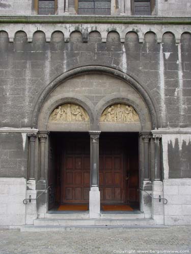 Onze-Lieve-Vrouwe en Sint-Remacluskerk SPA foto Inkompoort met trumeau in het midden en tympanum boven elke deuropening