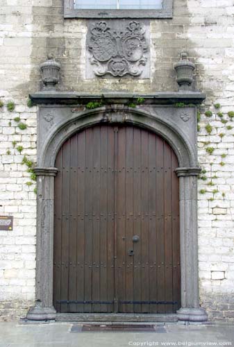 Onze-lieve-Vrouwekerk in Kortenberg KORTENBERG foto Classicistisch portaal uit 1772