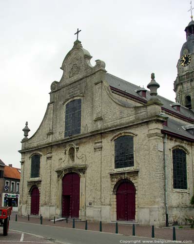 Onze-Lieve-Vrouwekerk van Rupelmonde KRUIBEKE foto De voorgevel, met het gebogen fronton, draagt o.a. het wapenschild van Maximiliaan van der Noot, die bisschop van Gent was tussen 1742 en 1770. 