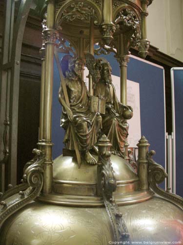 Onze-Lieve-Vrouwekerk van Rupelmonde KRUIBEKE foto De doopvont dateert uit de 19e eeuw, uitgevoerd in marmer en koper.