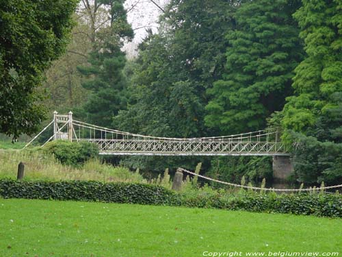 Pont suspendu à côté de château Wisselkerke KRUIBEKE photo 